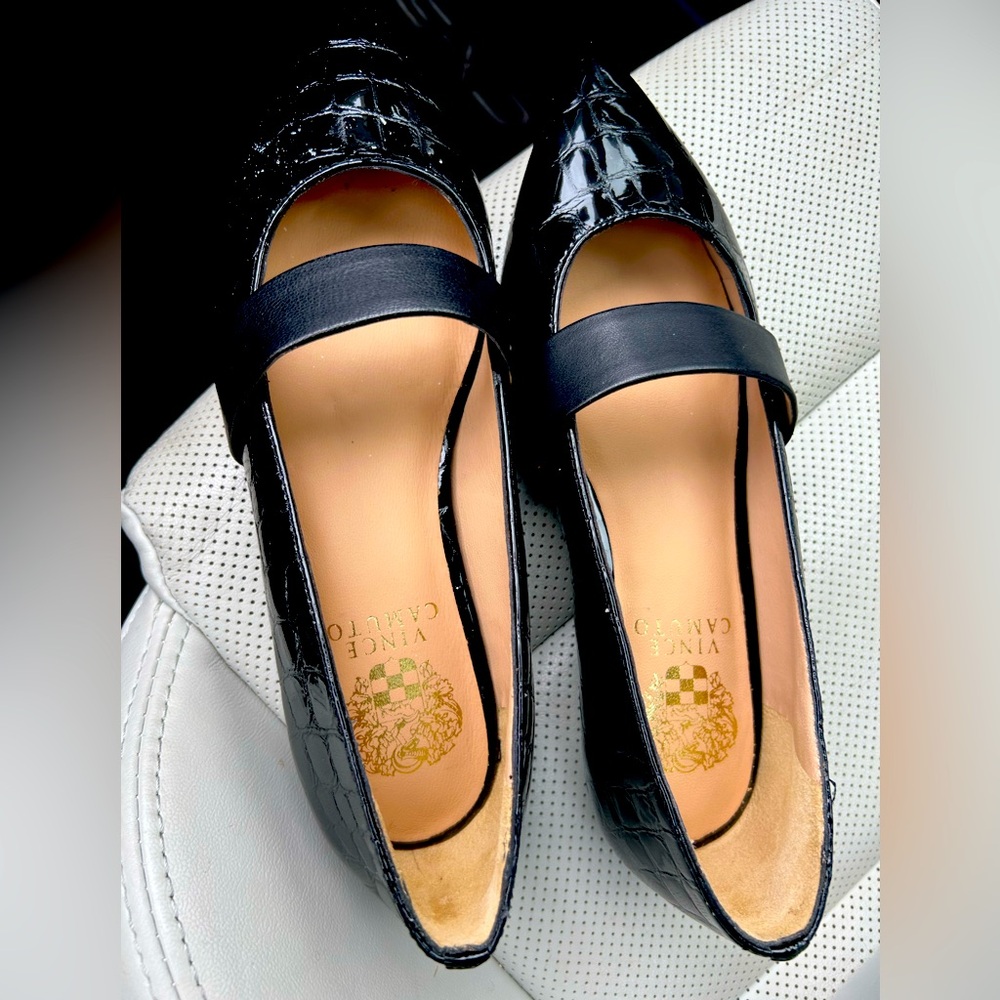 Vince Camuto black size 7. Never worn alligator skin?